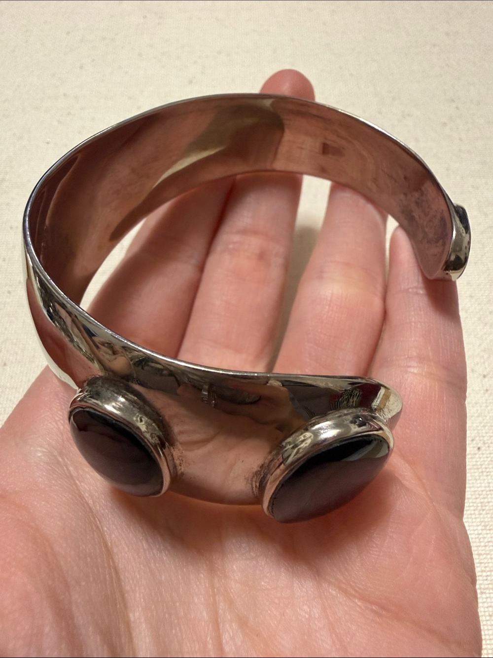 Stunning Native Hand Crafted Sterling Silver Cuff Bracelet with Black onyx Stone - Picture 14 of 16